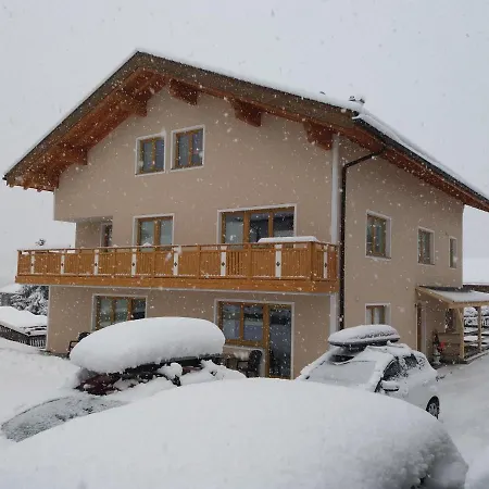 Haus Alexander アパート *